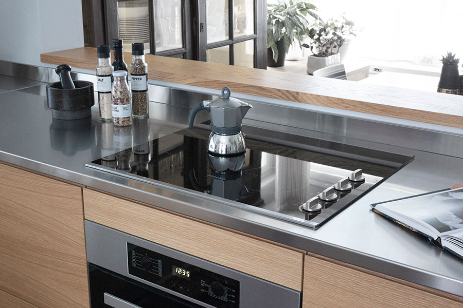rst-taustalista_rostfritt_stal_bakkantslist_stainless_steel_list_UB.jpg